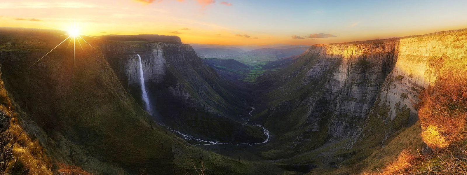 Vista panorámica del Valle de Valdegobia al atardecer