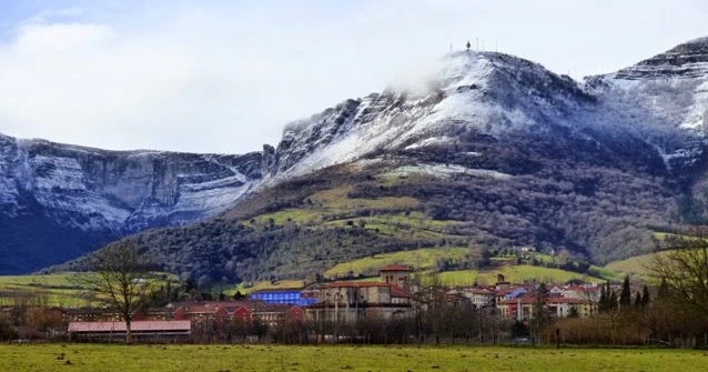Pueblo de Orduña con el Txarlazo al fondo